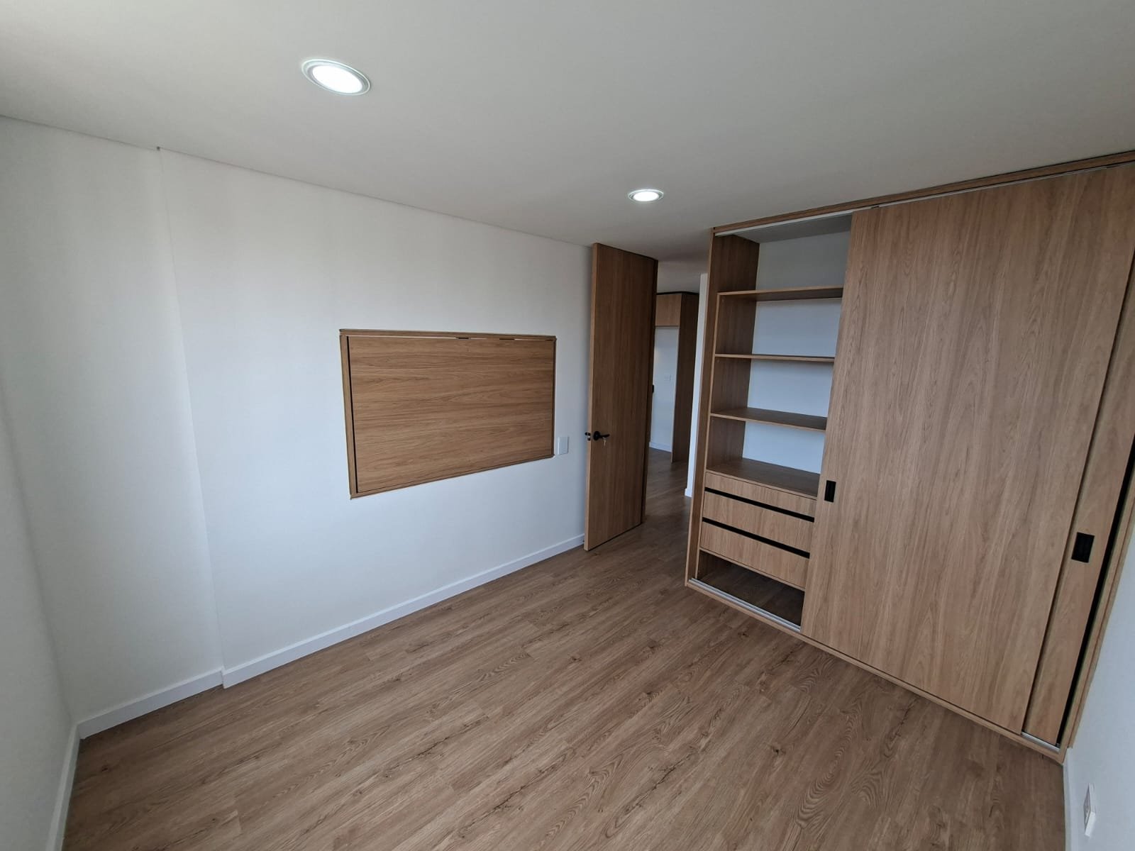 Apartamento Bogotá — habitación con clóset