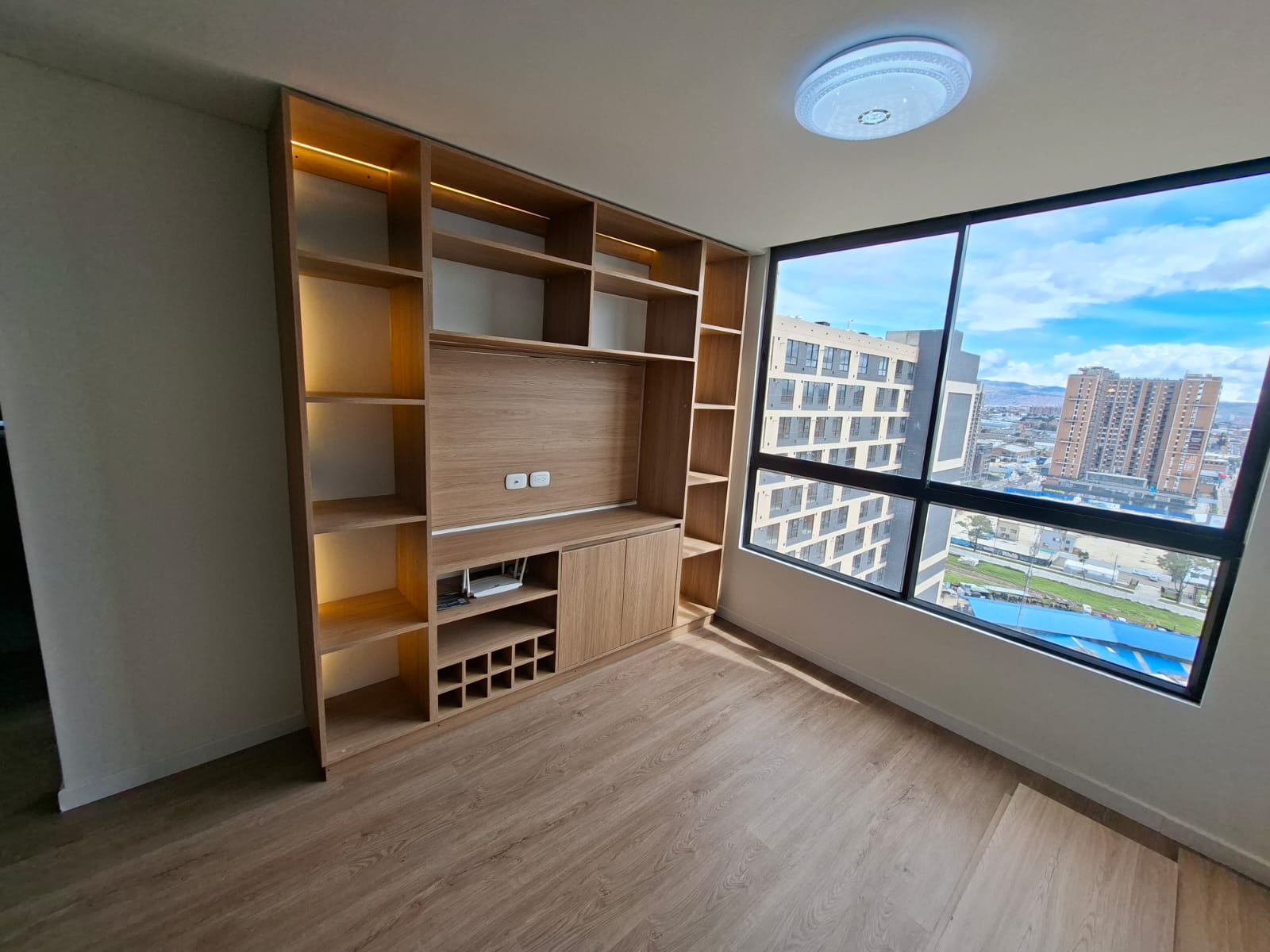 Apartamento Bogotá — mueble de sala y ventanal